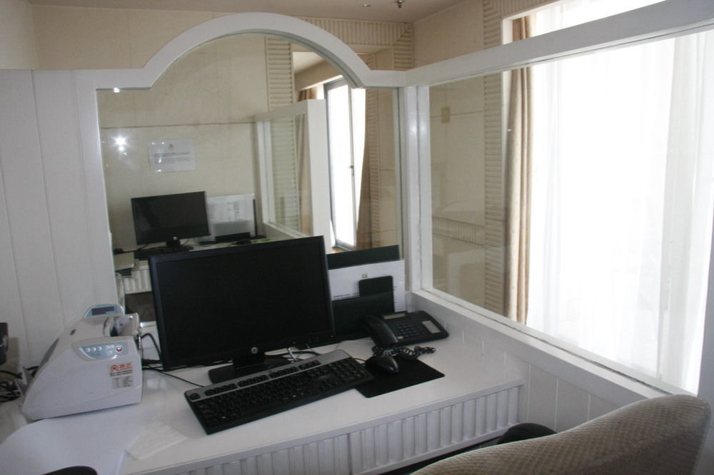 Holiday Inn Sea View Qinhuangdao Esterno foto